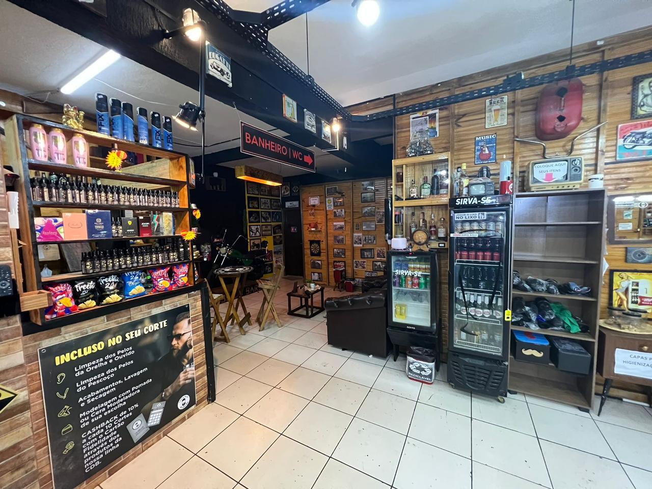 Prateleira de produtos e sinalização do que está incluso no corte, dentro do Clube da Barba