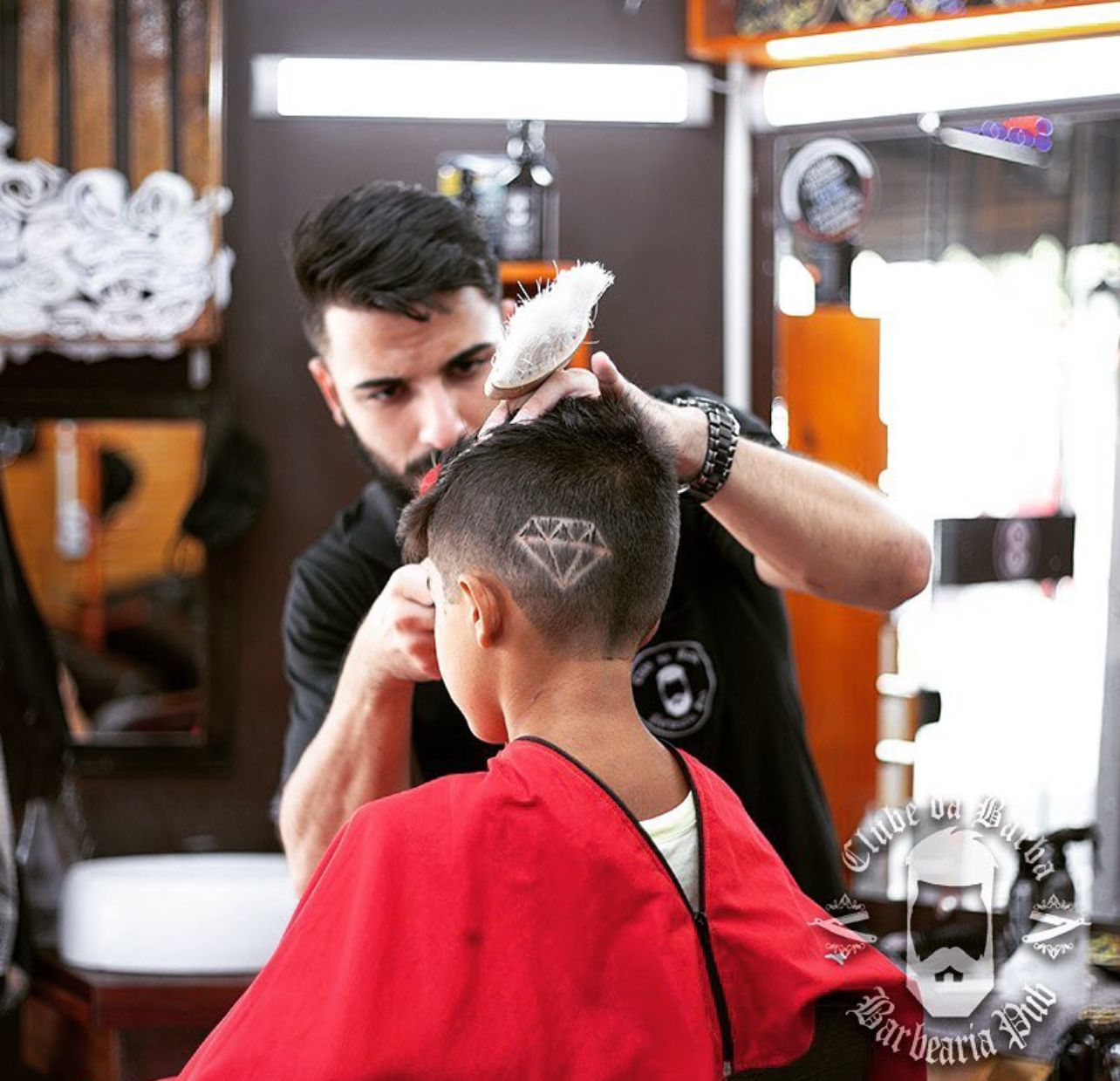 Danilo, fundador do Clube da Barba, cortando cabelo